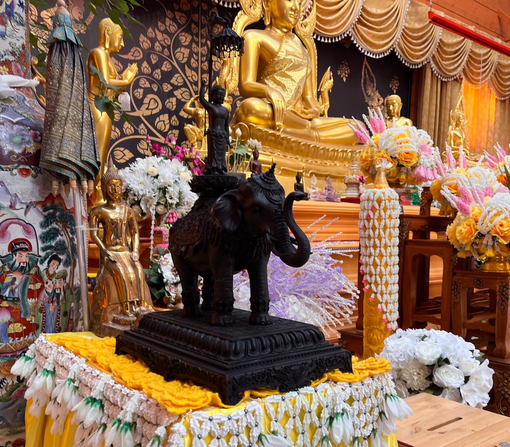 Buddhalapsi elefantin selässä -patsas jäi Buddharama temppelille odottamaan seuraavaa Buddhalaisuuden päivän juhlaa.

